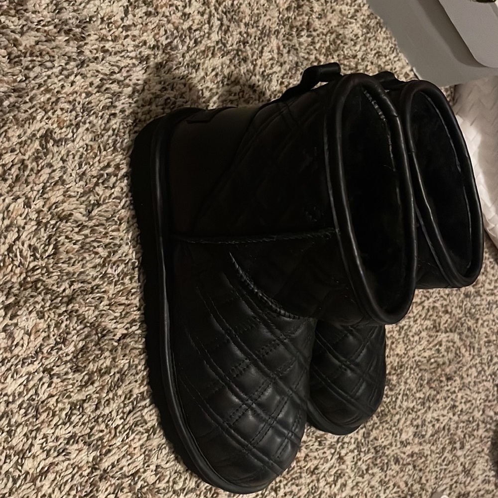leather UGGS - Picture 3 of 4